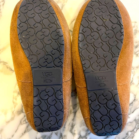 Ugg Unisex Size 6 Chesnut color Slippers - Picture 2 of 5